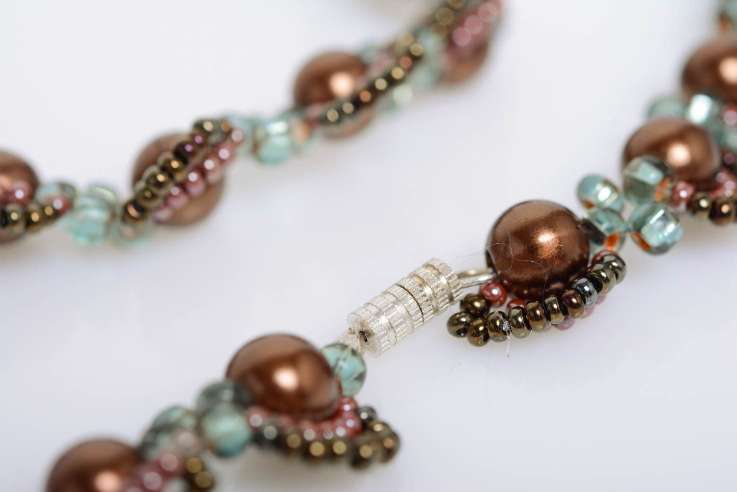Stilvolles Collier aus Glasperlen und Kugeln in Braun dünn handmade für Frauen foto 5