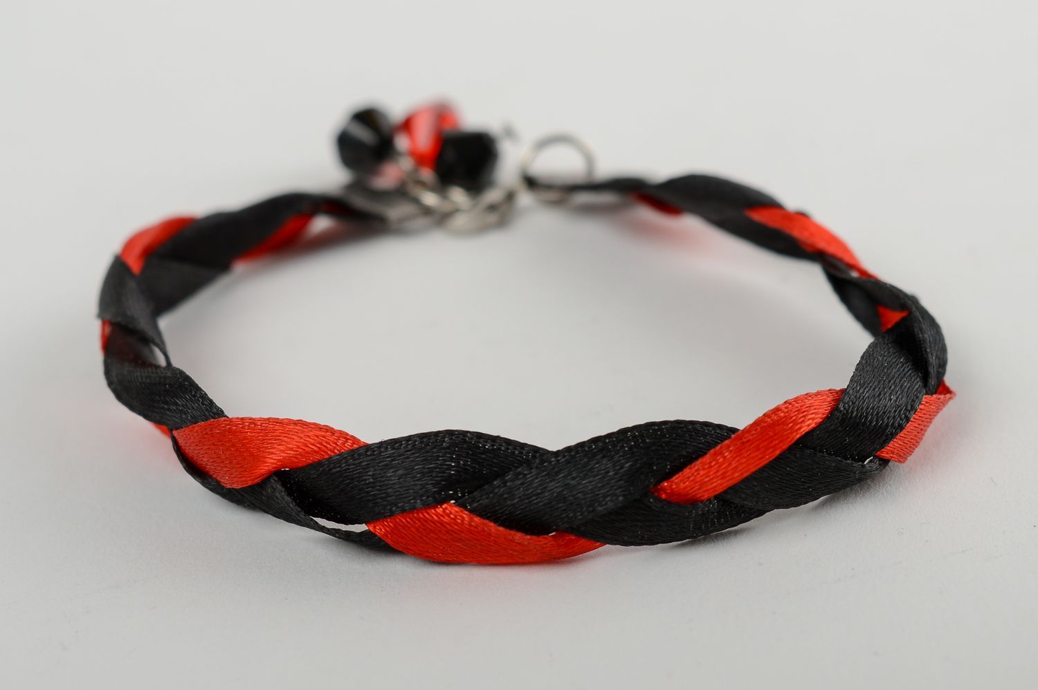 Браслет ручной работы женский браслет черный с красным браслет из лент фото 1
