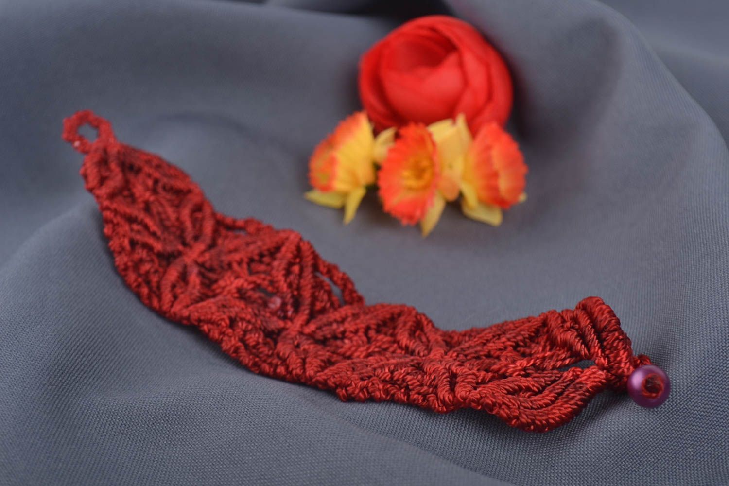 Bracelet textile Bijou fait main large rouge macramé fils Accessoire femme photo 1