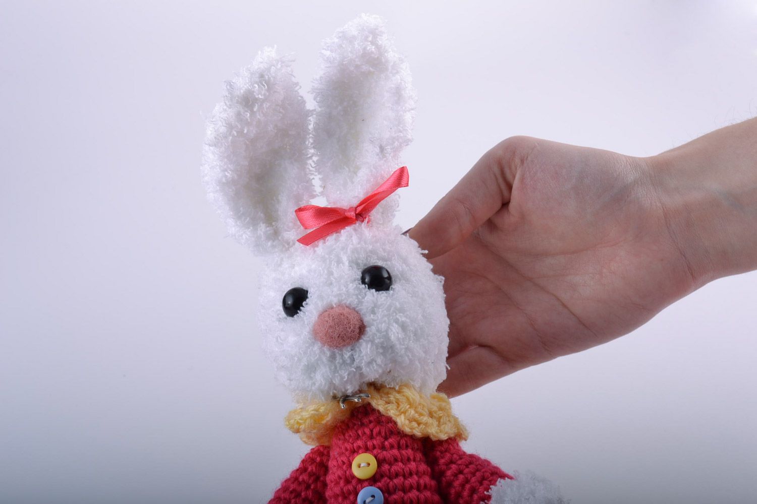 Handgemachtes schönes kuscheliges Spielzeug Hase aus Wollfaden im Kleid für Kinder foto 2
