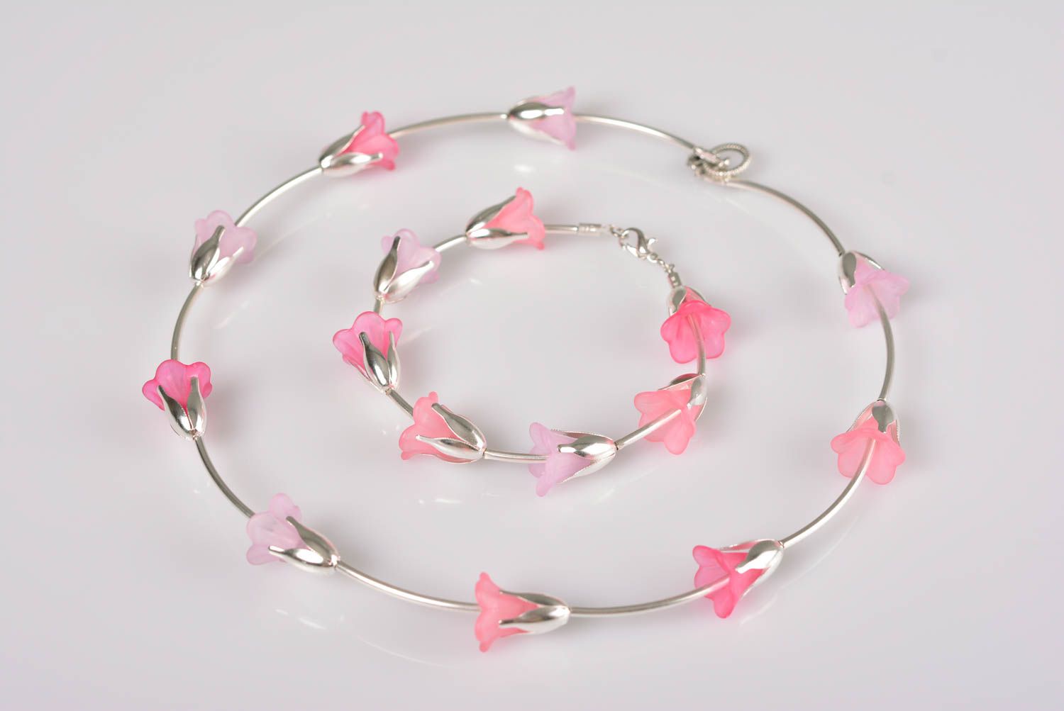 Set of handmade jewelry with pink plastic flowers necklace and wrist bracelet photo 1