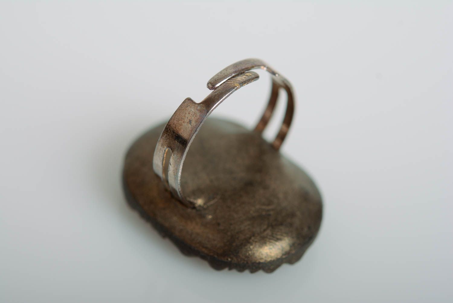 Massiver handgemachter ovaler Ring aus Polymerton mit Muster in Braun stilvoll foto 2
