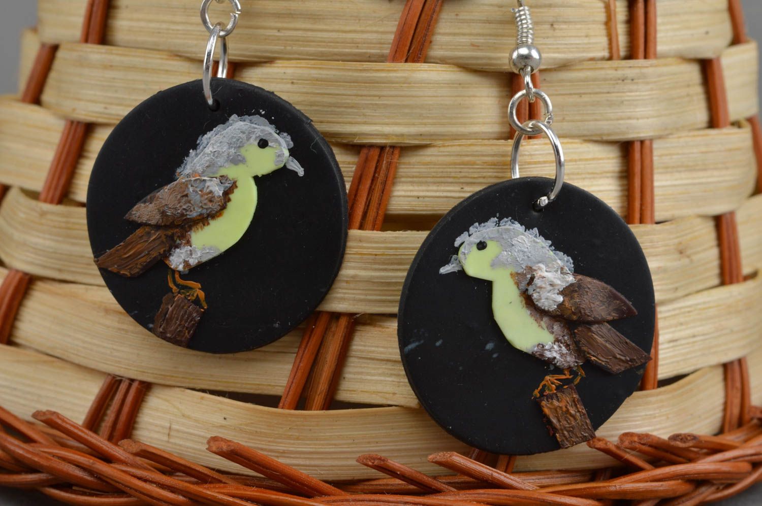 Boucles d'oreilles noires avec oiseaux en pâte polymère rondes faites main photo 1