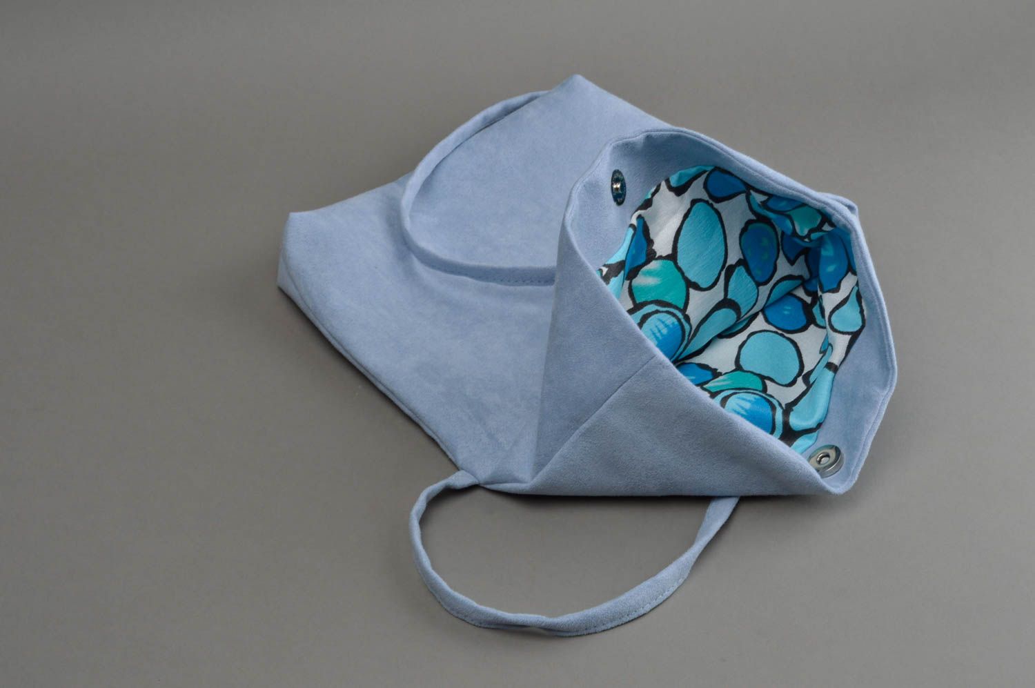 Blaue handgemachte Schultertasche aus Kunstwildleder mit Magnetverschluss foto 3