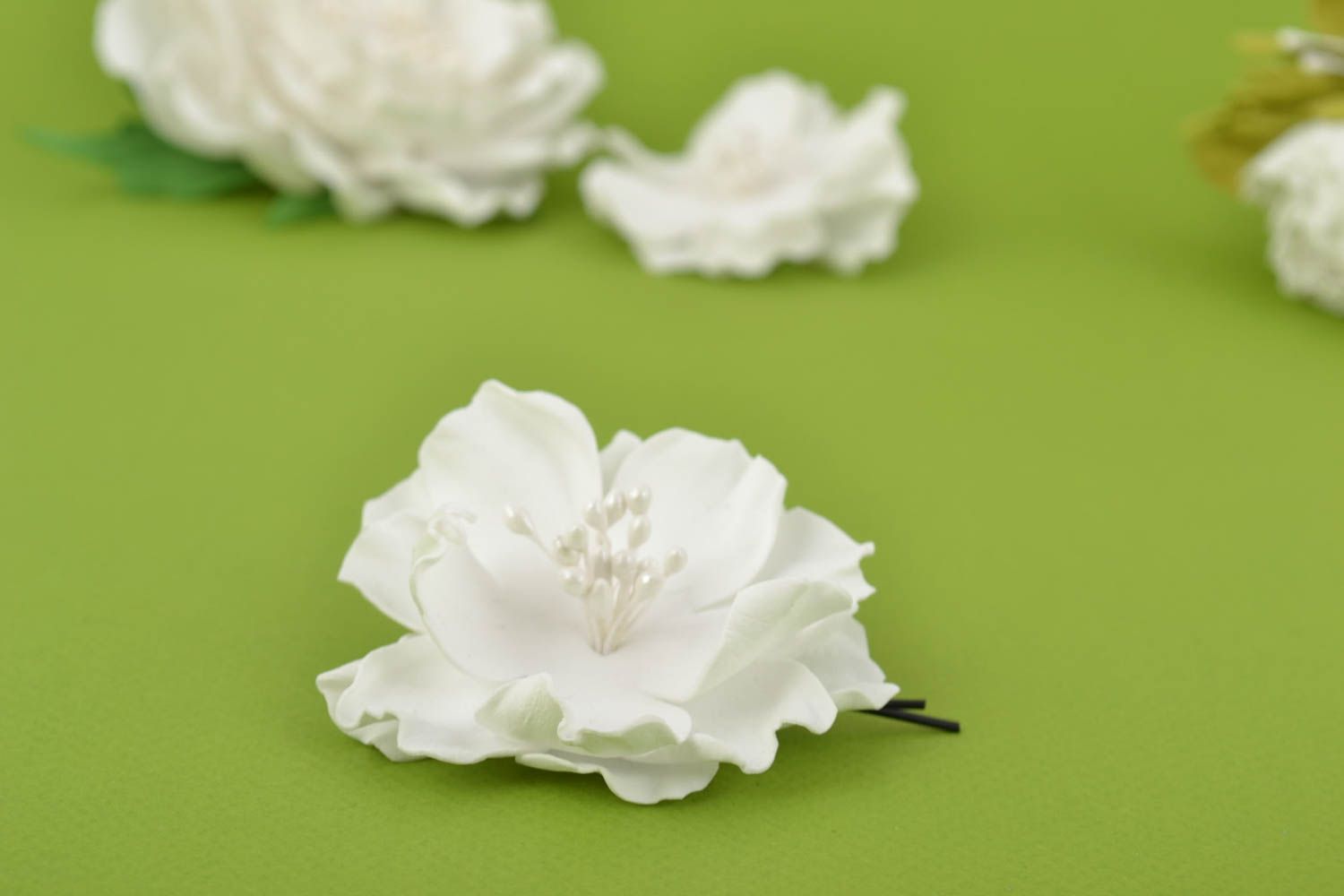 Заколка-невидимка с белым объемным цветком из фоамирана аксессуар ручной работы фото 1