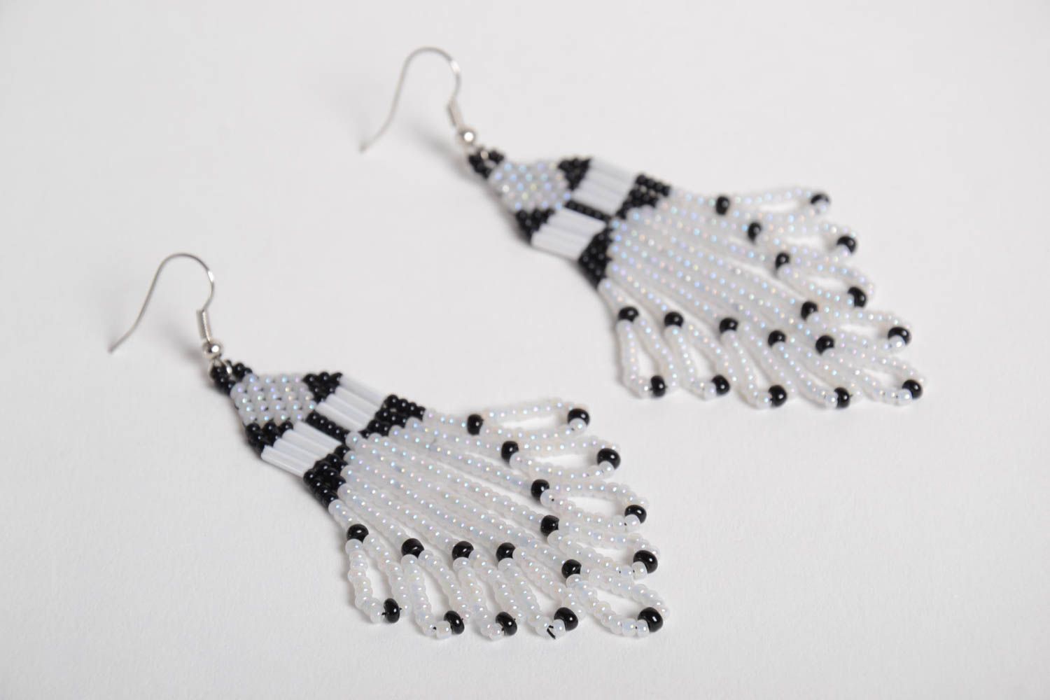 Schwarz weiße Gehänge Ohrringe aus Glasperlen mit Franse künstlerisch Handarbeit foto 3