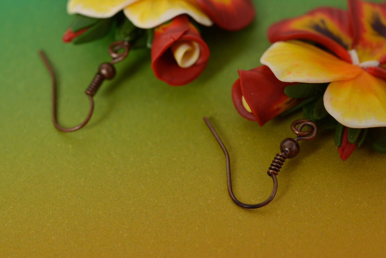 Pendientes artesanales con flores de arcilla polimérica hermosos  foto 5