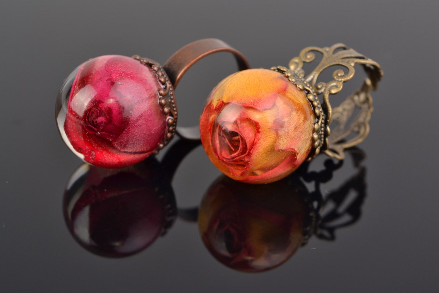 Set of handmade rings with roses coated with epoxy resin 2 items red and orange photo 1