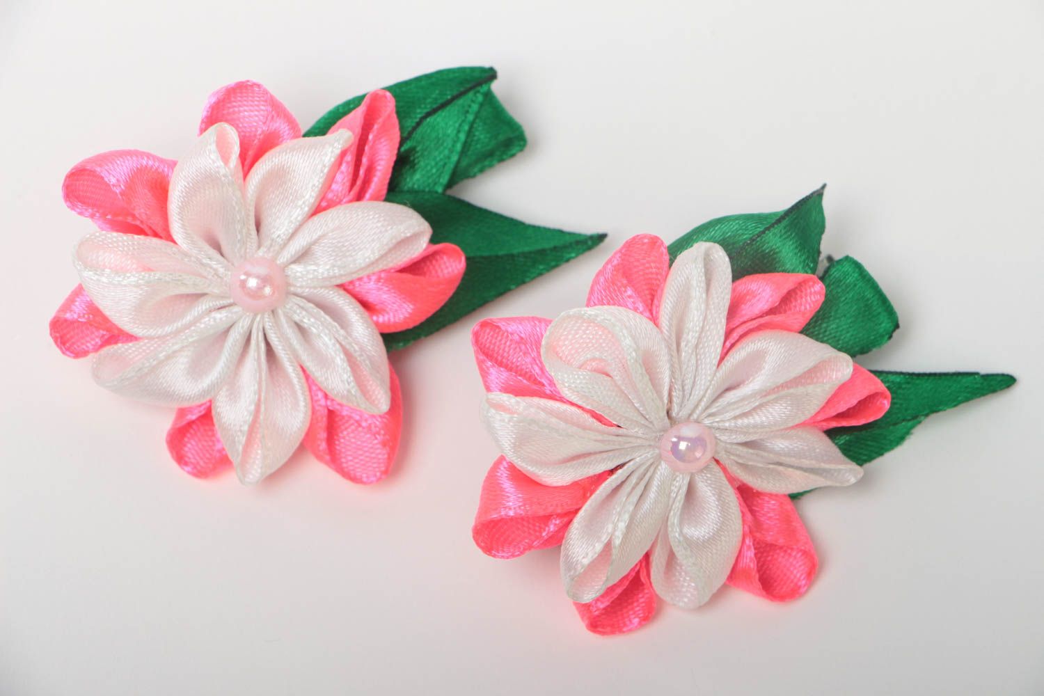 Kinder Blumen Haarspangen aus Atlas Kanzashi Technik handmade Set aus 2 Stück foto 2
