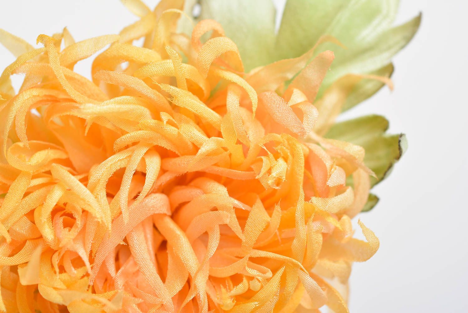 Яркая брошь из шелка в виде цветка ручной работы оранжевая оригинальная красивая фото 3