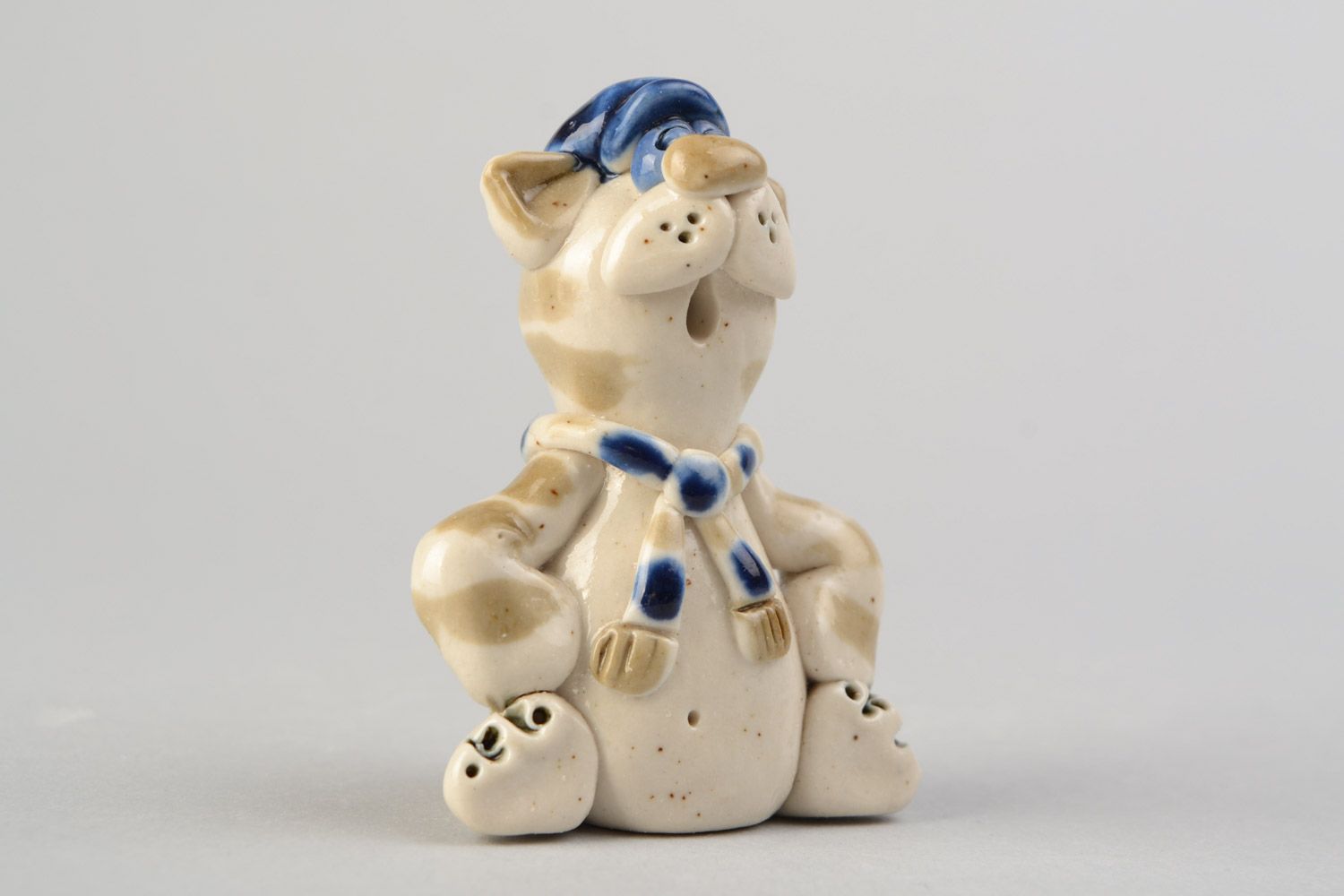 Figurine en terre cuite peinte de glaçure faite main Chat en écharpe bleu-blanc photo 1