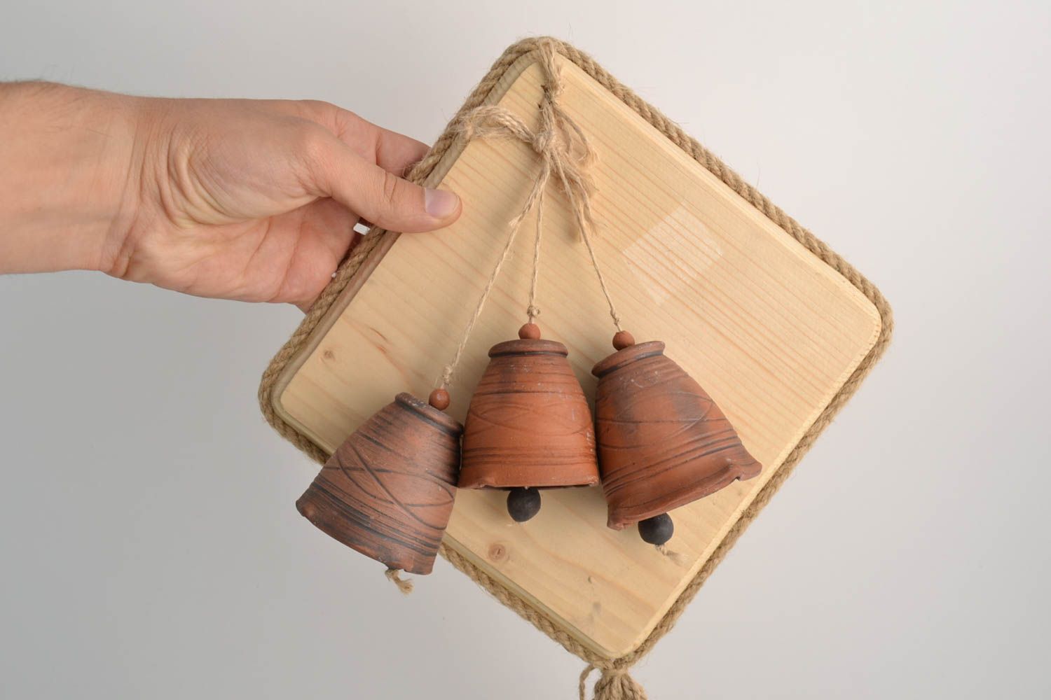Clochettes en argile faites main marron décoratives à suspendre originales photo 2