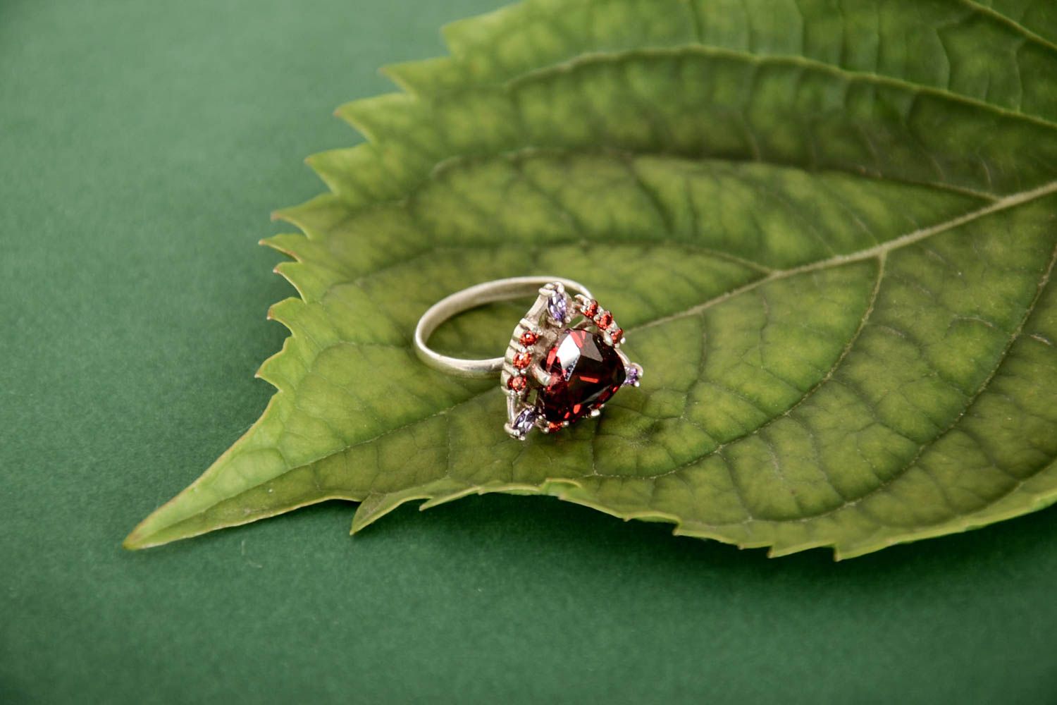 Handmade Damen Modeschmuck Ring am Finger Juwelier Modeschmuck klein elegant foto 2