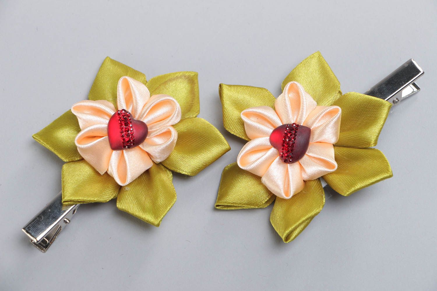 Set of handmade satin ribbon flower hair clips 2 pieces photo 2