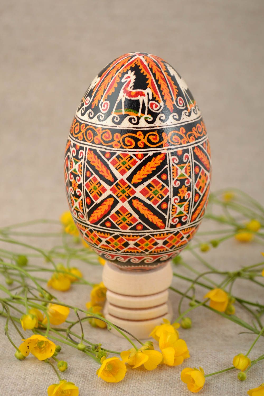 Huevo de Pascua de ganso pintado con arcílicos artesanal de símbolos eslavos foto 1