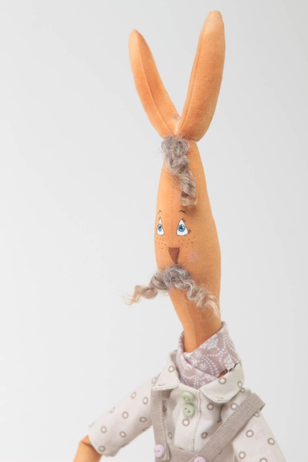 Мягкая игрушка заяц мальчик из ткани небольшой бежевый в комбинезоне хэнд мейд  фото 3