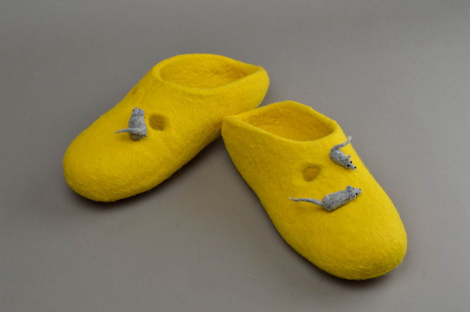 Originelle gefilzte gelbe Hausschuhe für Damen aus Naturwolle handmade Käse foto 3