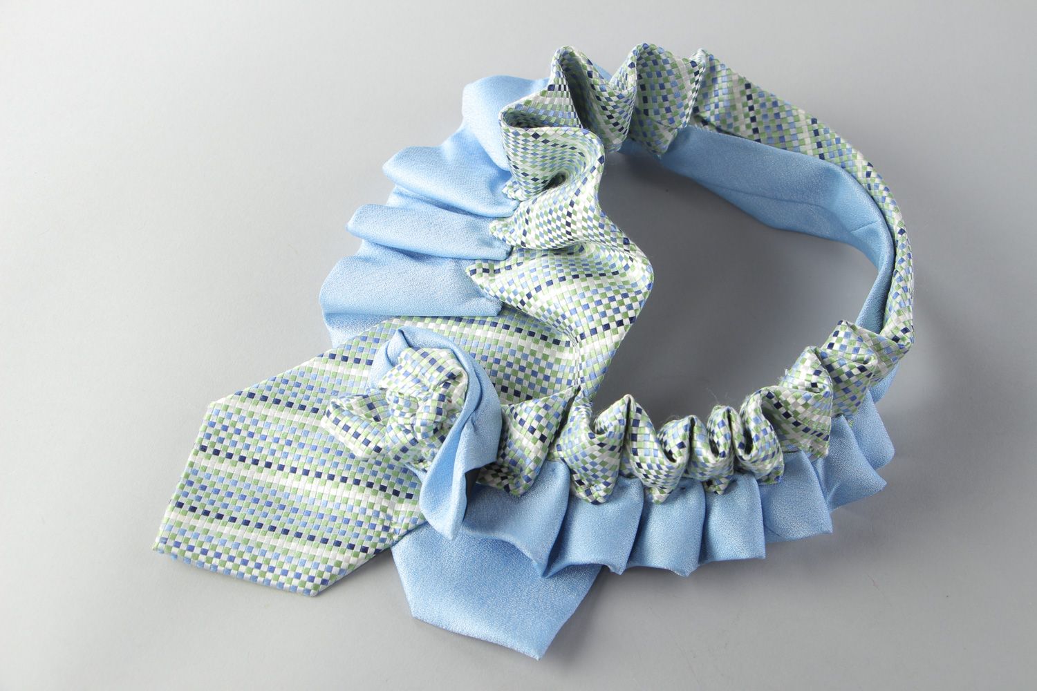 Handgemachtes ungewöhnliches voluminöses blaues Collier aus Krawatten für Frauen foto 2