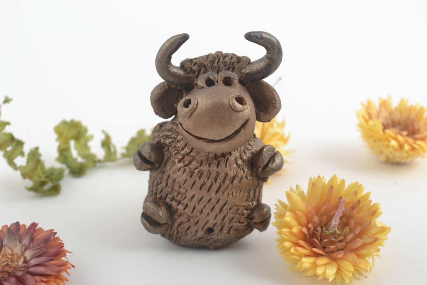 Miniatur Figur handmade Deko Figur aus Ton Tier Figur lustiger Stier bemalt foto 1