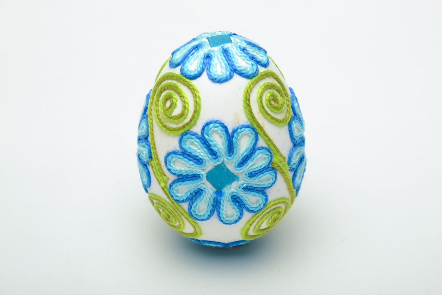 Красивое пасхальное яйцо декоративное с нитками фото 2