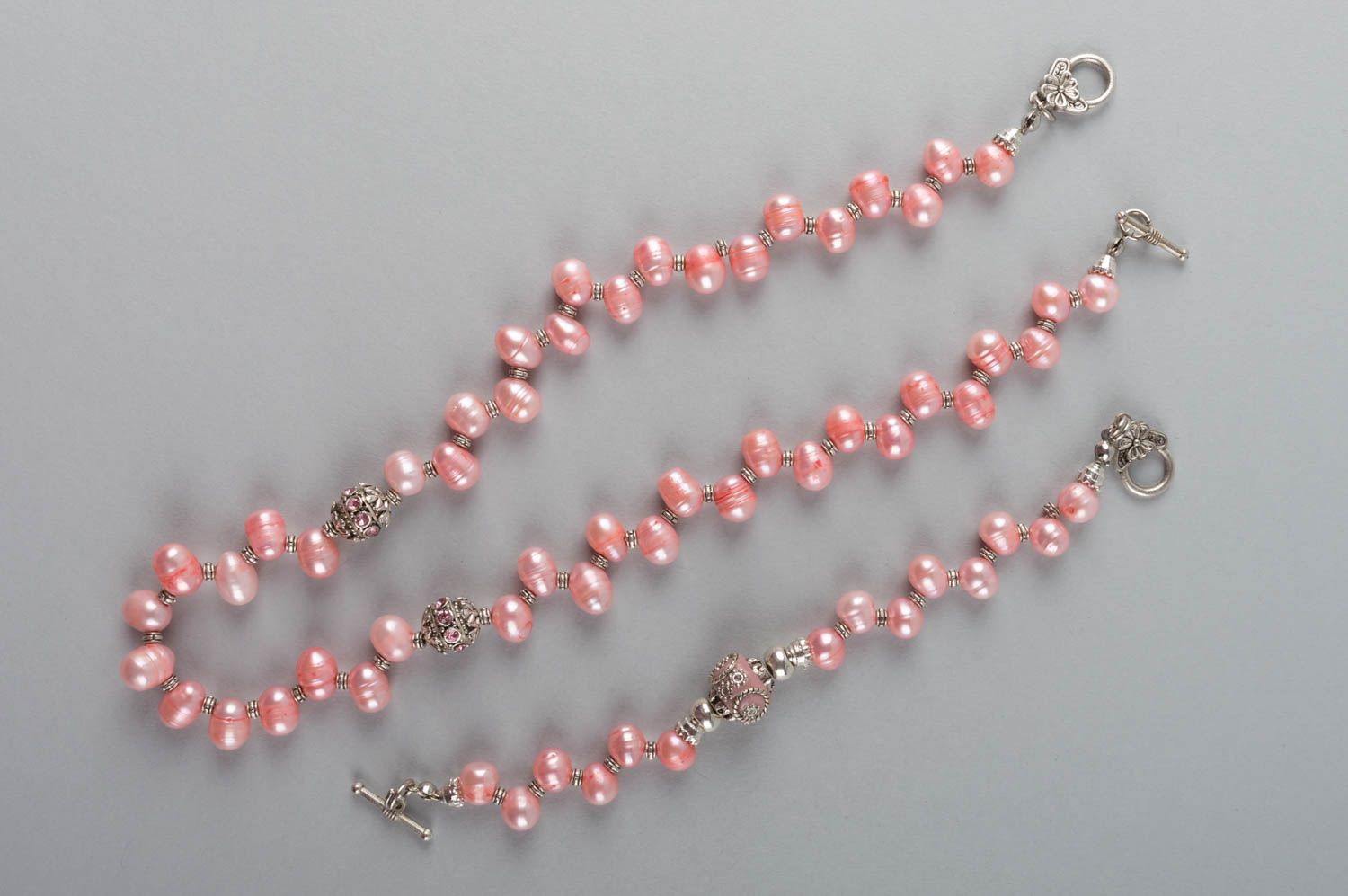 Set of handmade beaded pink pearl jewelry 2 items wrist bracelet and necklace photo 2