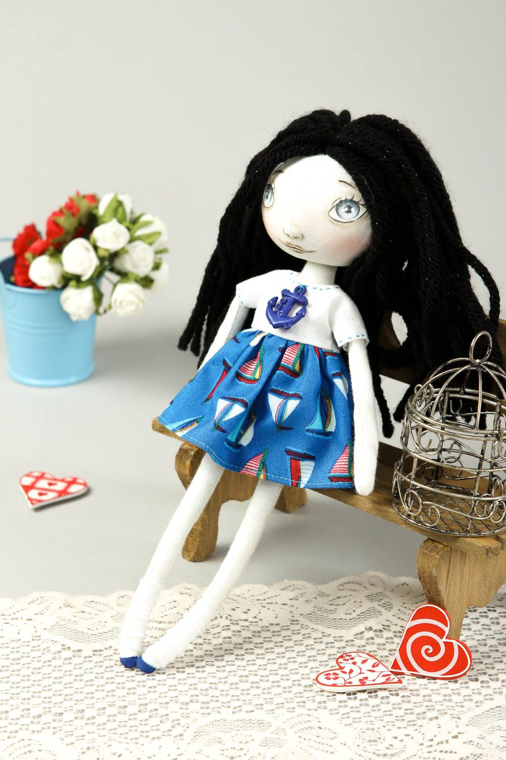 Bambola carina in cotone fatta a mano pupazzo tessile originale e decorativo foto 1