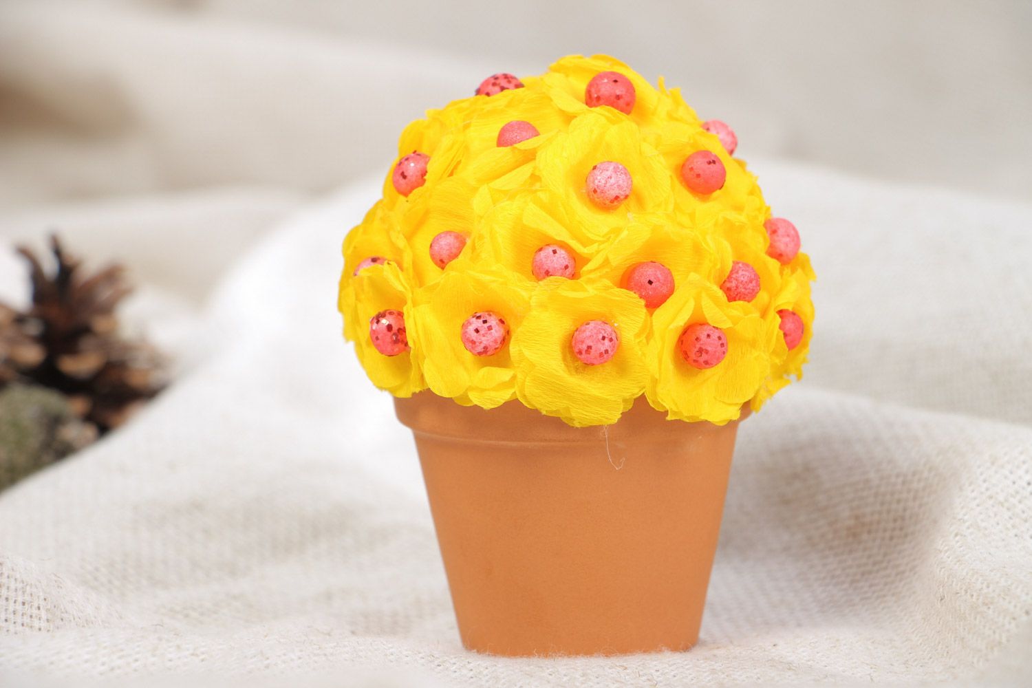 Rosa gelbe dekorative Blumen aus Krepppapier im Keramik Topf Handarbeit foto 1