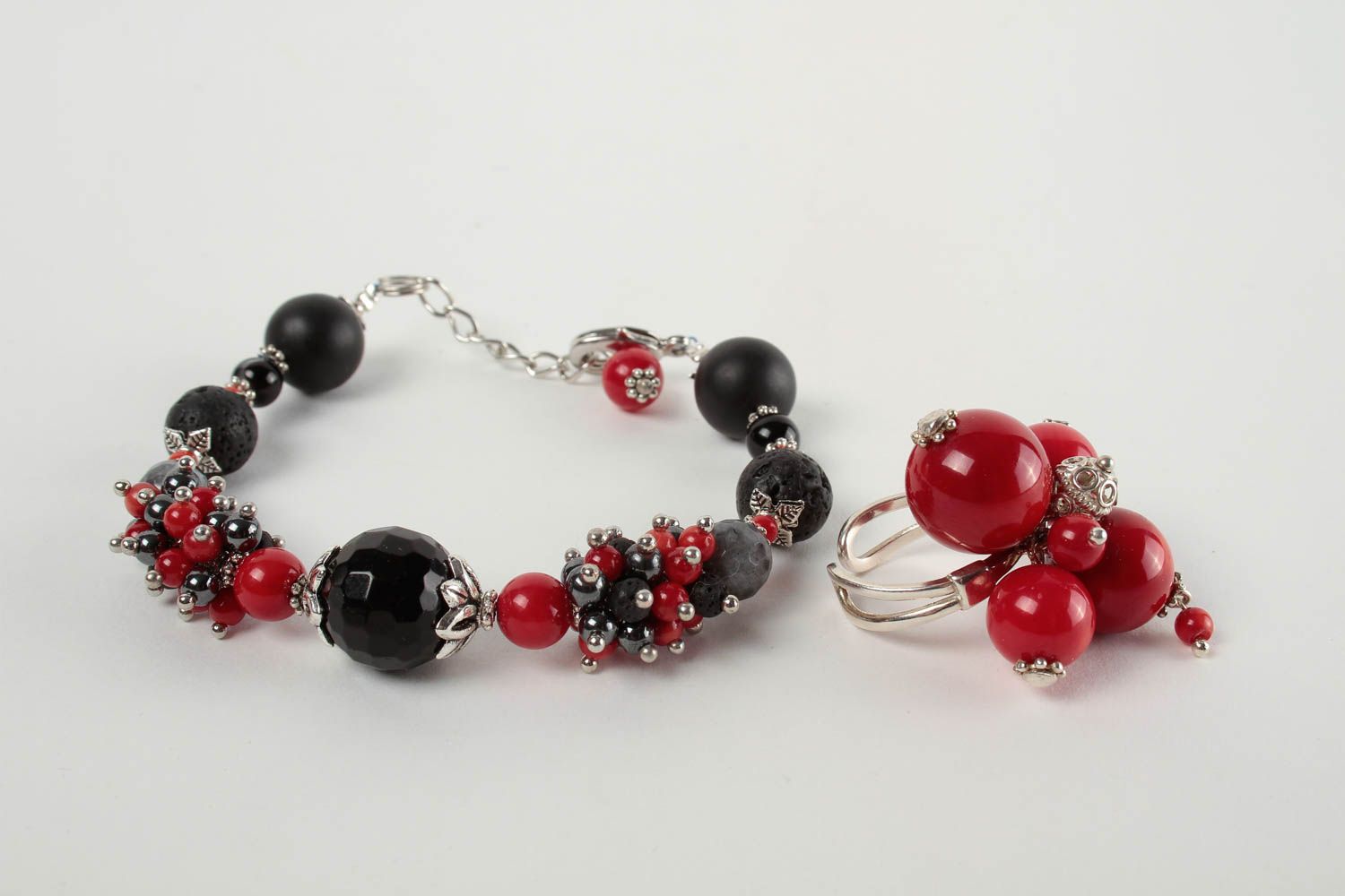 Bague corail Bracelet fait main Accessoires femme noir et rouge design photo 2