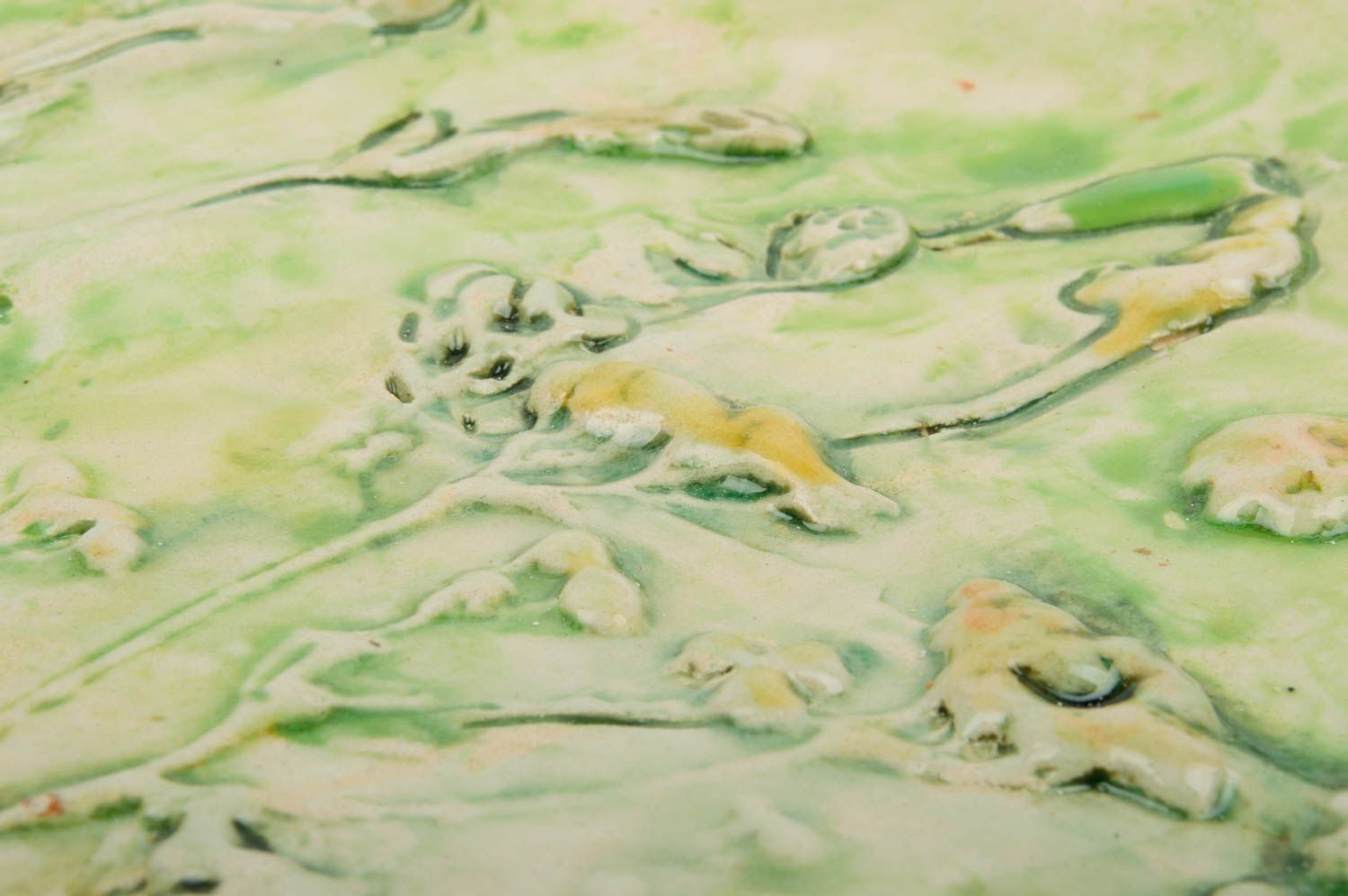 Grüner keramischer flacher Teller aus Ton bemalt schön künstlerische Handarbeit foto 4