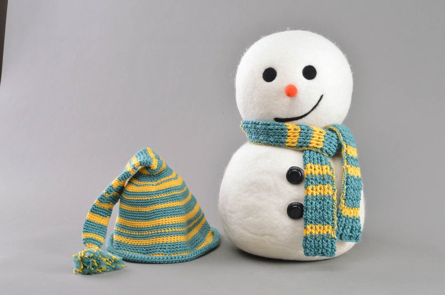 Figura de lana artesanal en técnica de fieltro original muñeco de nieve  foto 3