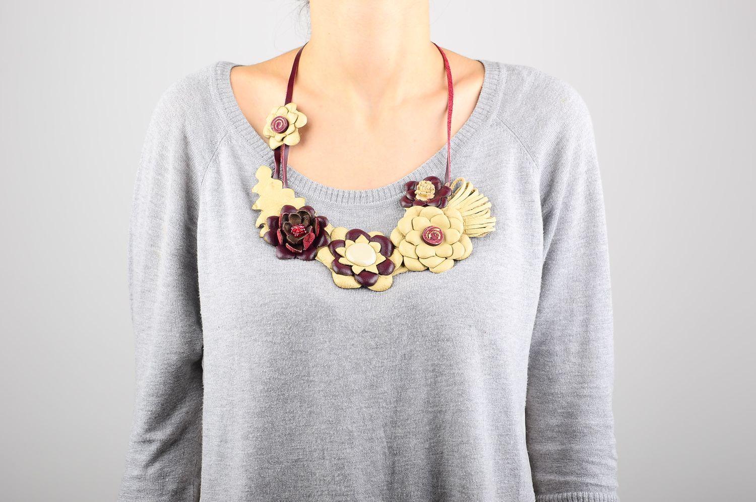 Collar original con flores de color beige bisutería artesanal regalo para mujer foto 1