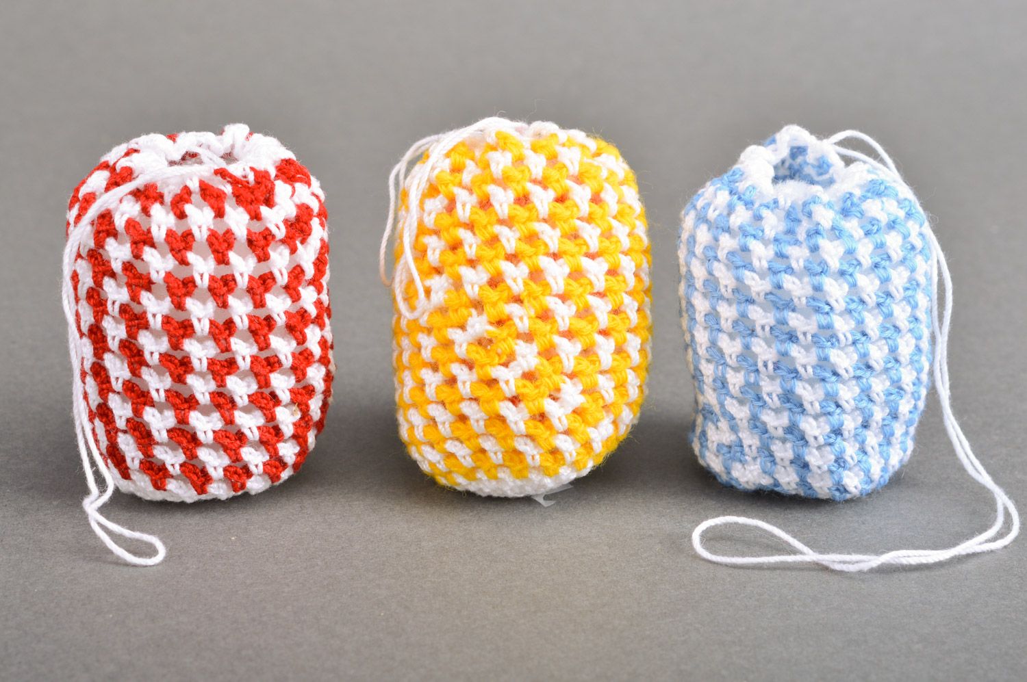 Декоративные яйца в мешочках вязаные крючком мягкие ручной работы 3 штуки фото 2
