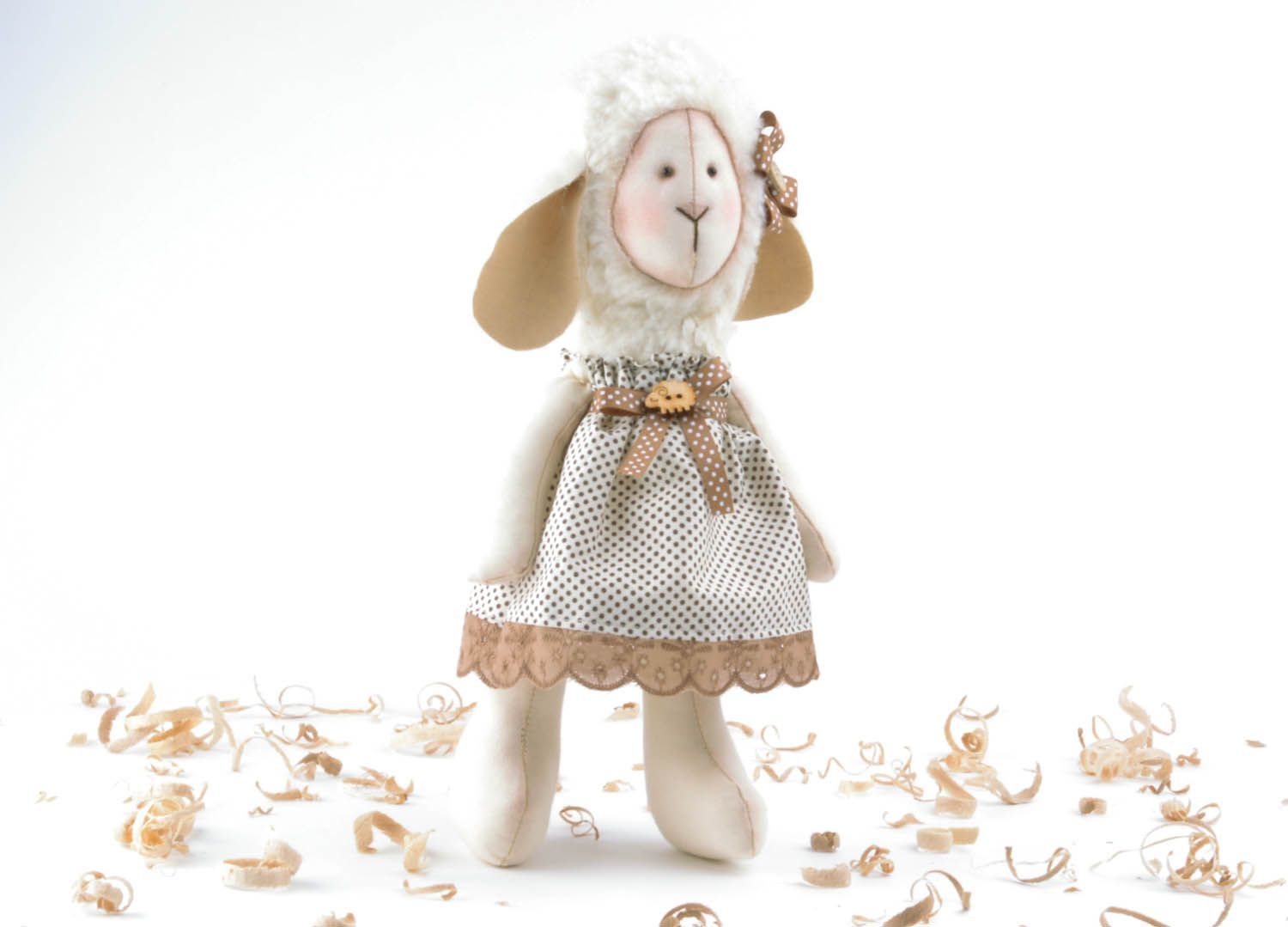 Brinquedo macio artesanal ovelha em um vestido foto 1
