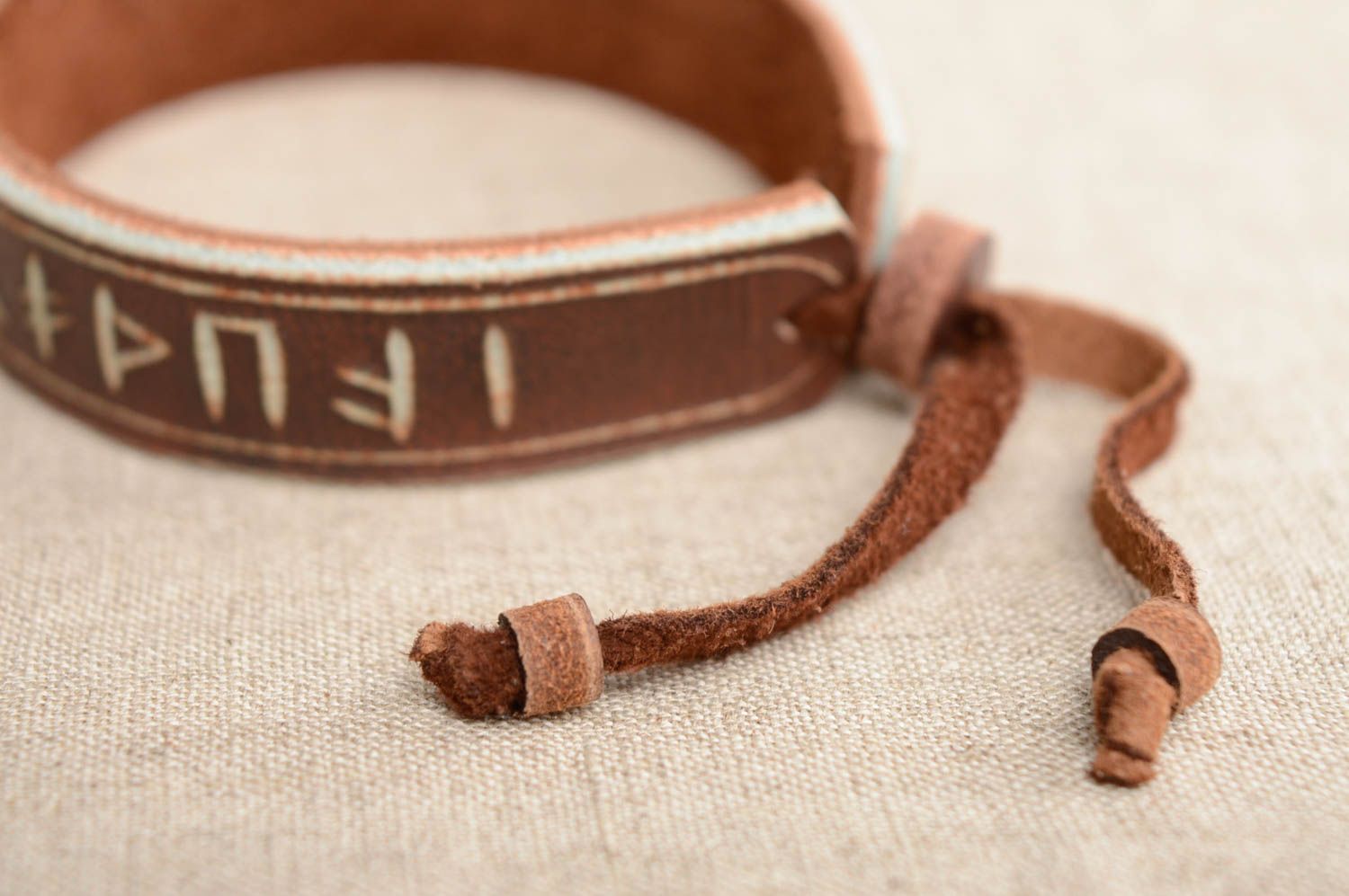 Bracelet en cuir naturel marron avec runes sculptées fait main style ethnique photo 3