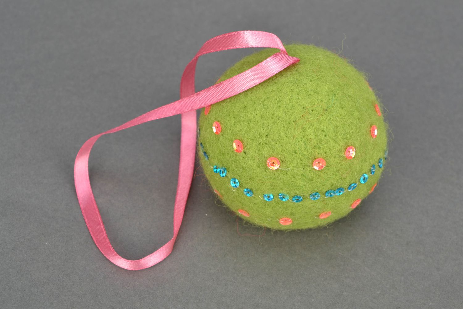 Green wool felted Christmas ball photo 3