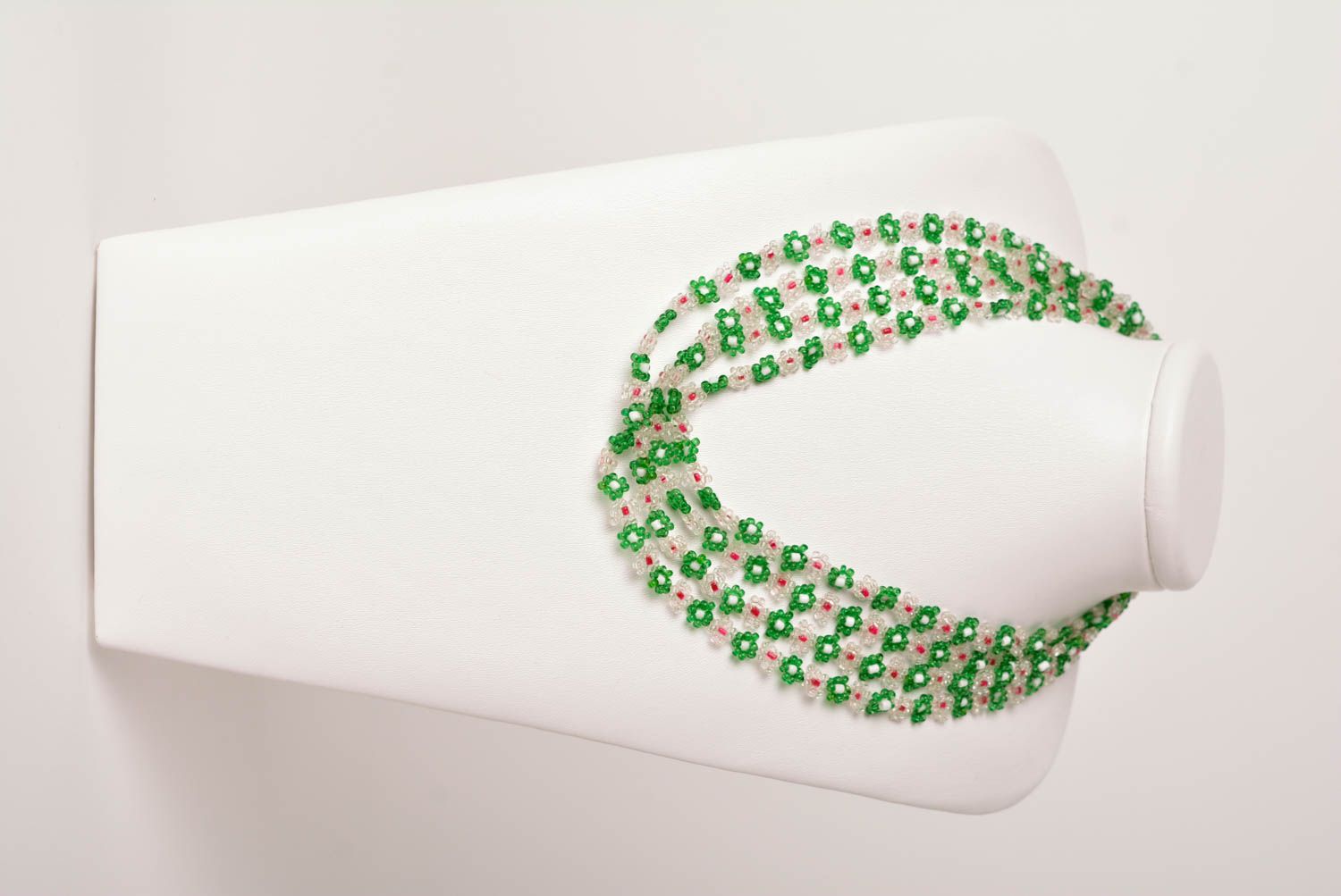Колье из бисера украшение ручной работы ожерелье из бисера зеленое с белым фото 2