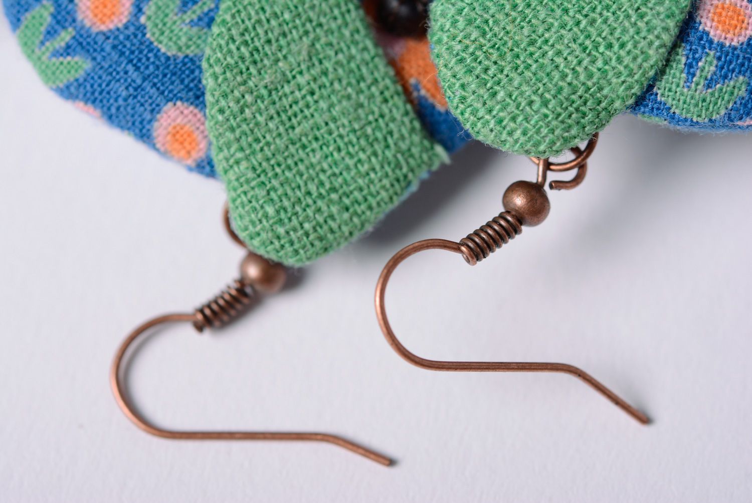 Boucles d'oreilles artisanales de lin et coton naturels faites main éléphants photo 5