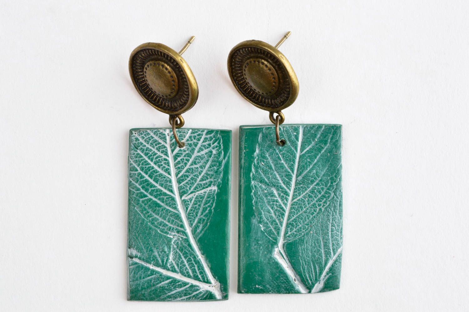 Модные серьги украшение ручной работы сережки-гвоздики из пластики зеленые фото 2