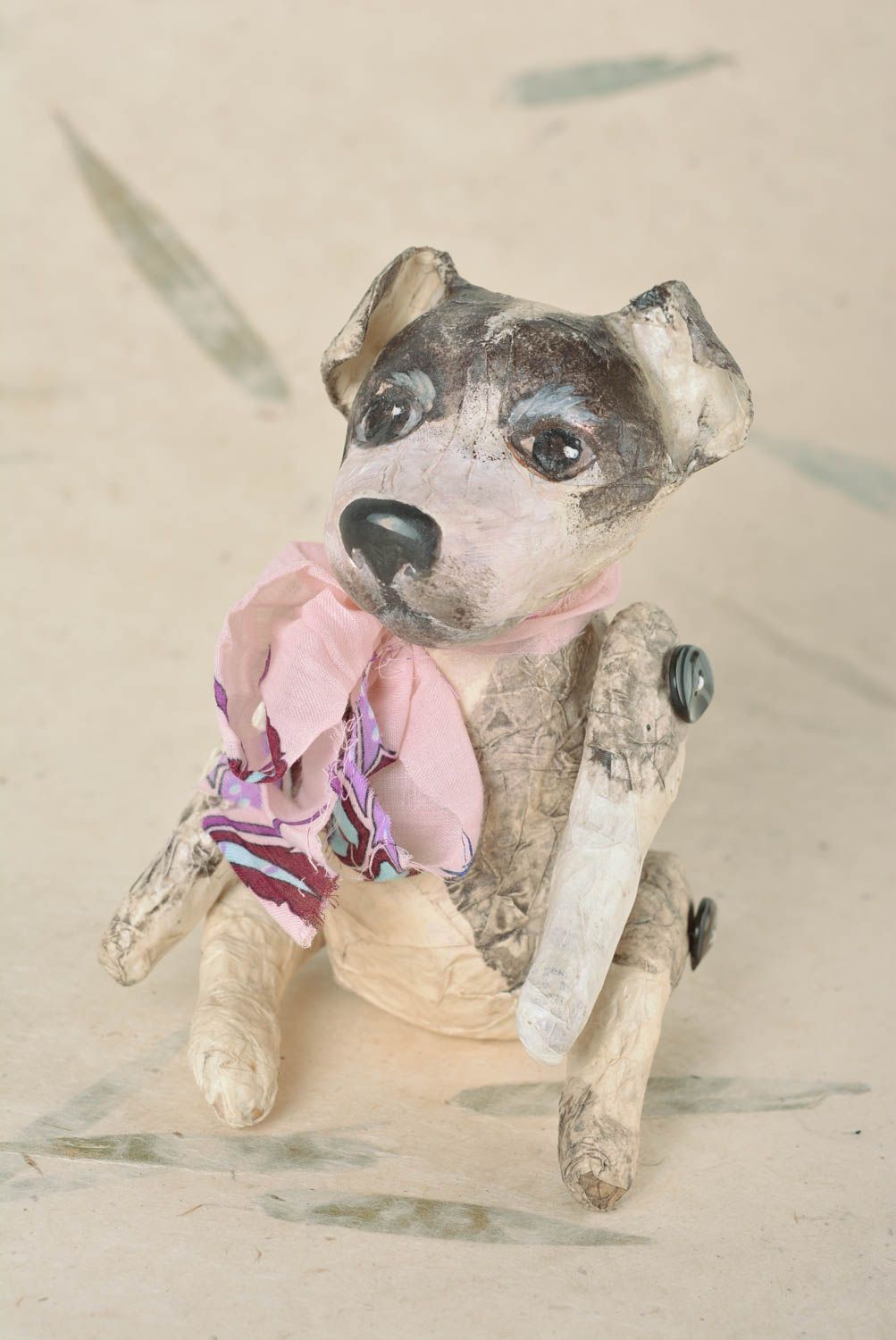 Juguete decorativo artesanal hecho a mano de cartón piedra con forma de perro foto 1