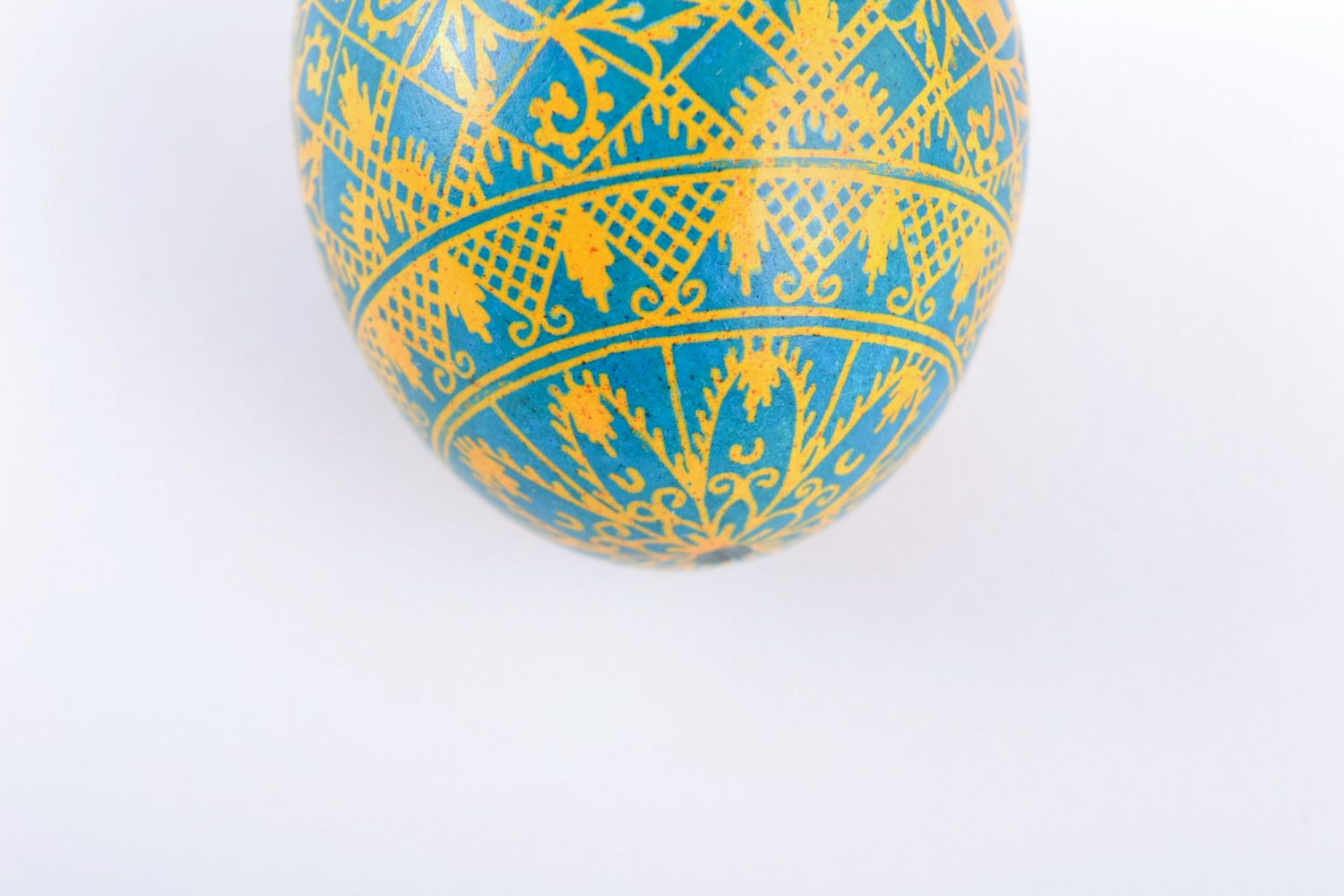Яркое расписное куриное яйцо ручной работы с густым узором желто-голубое фото 3