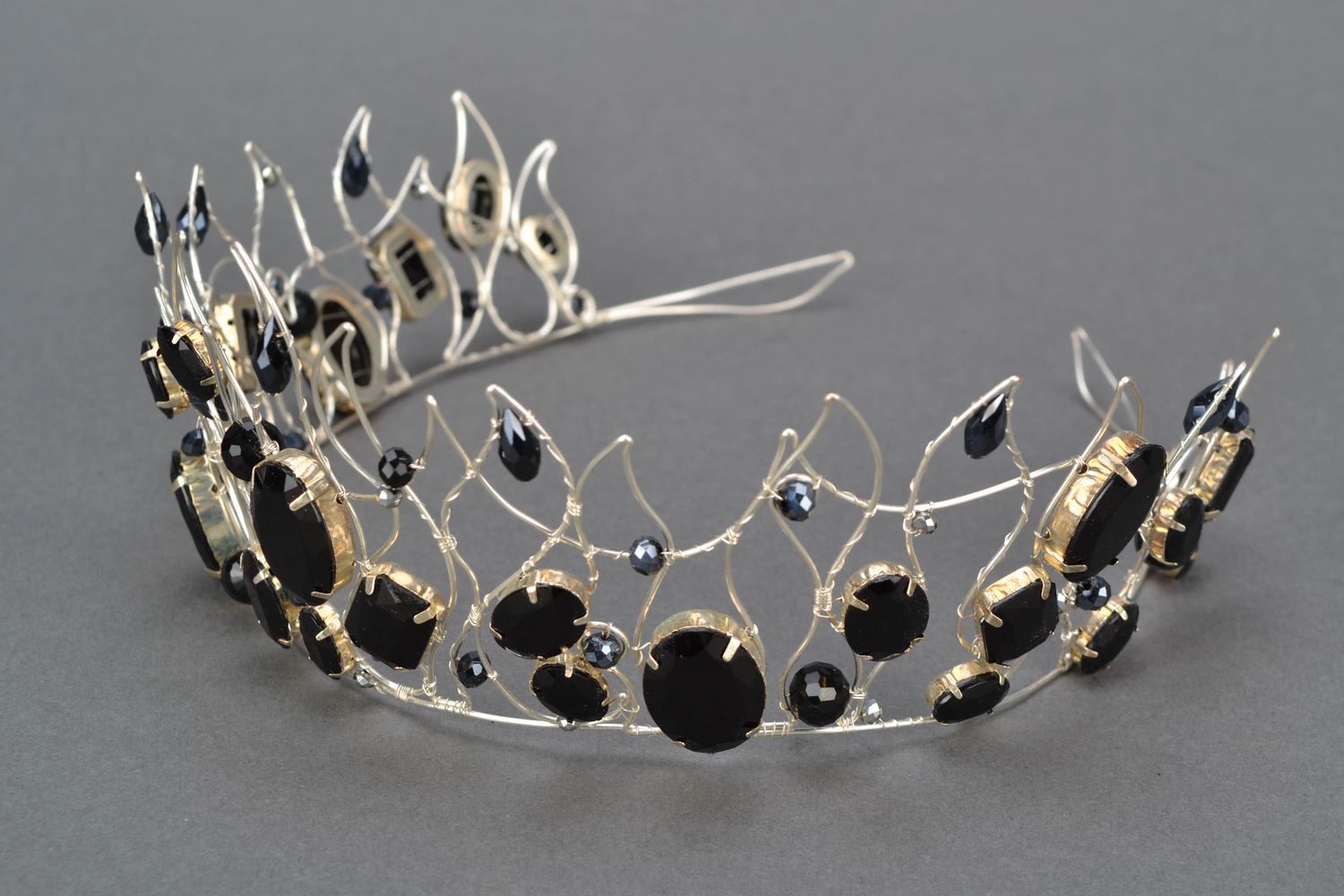 Corona para el pelo artesanal con piedras Cisne negro foto 4