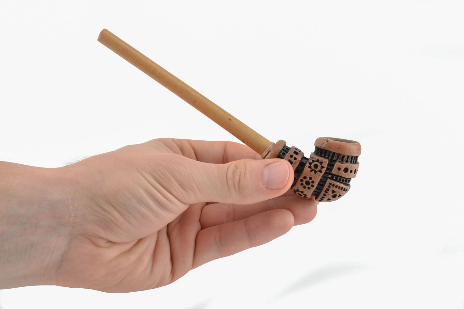 Cachimbo para fumar feito de argila no estilo étnico foto 4