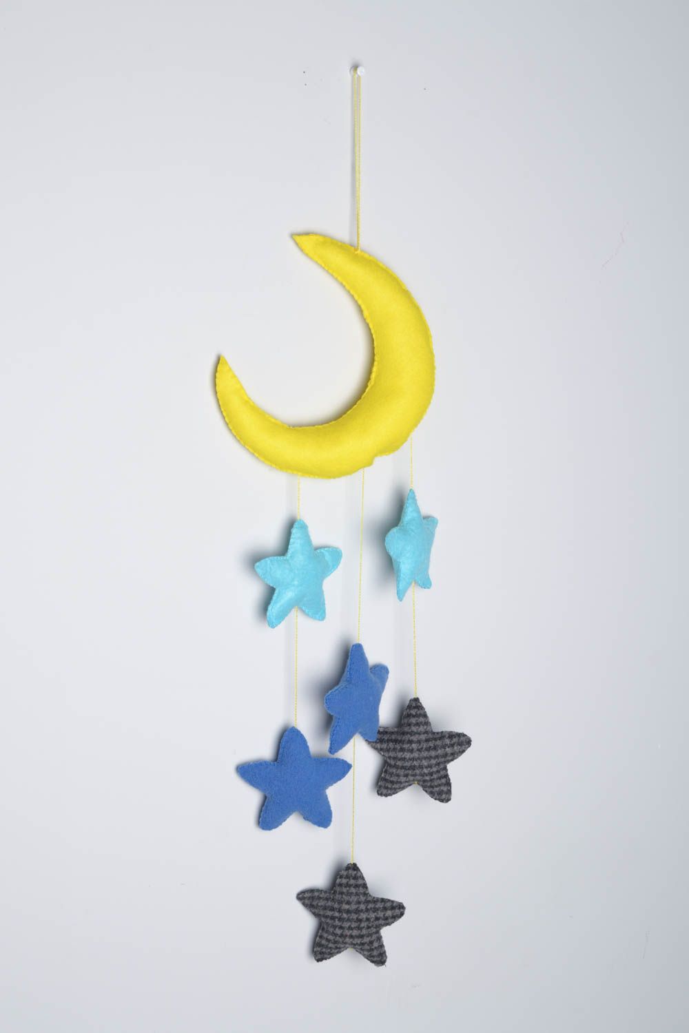 Фетровая авторская игрушка для декора в виде луны со звездами ручной работы фото 1