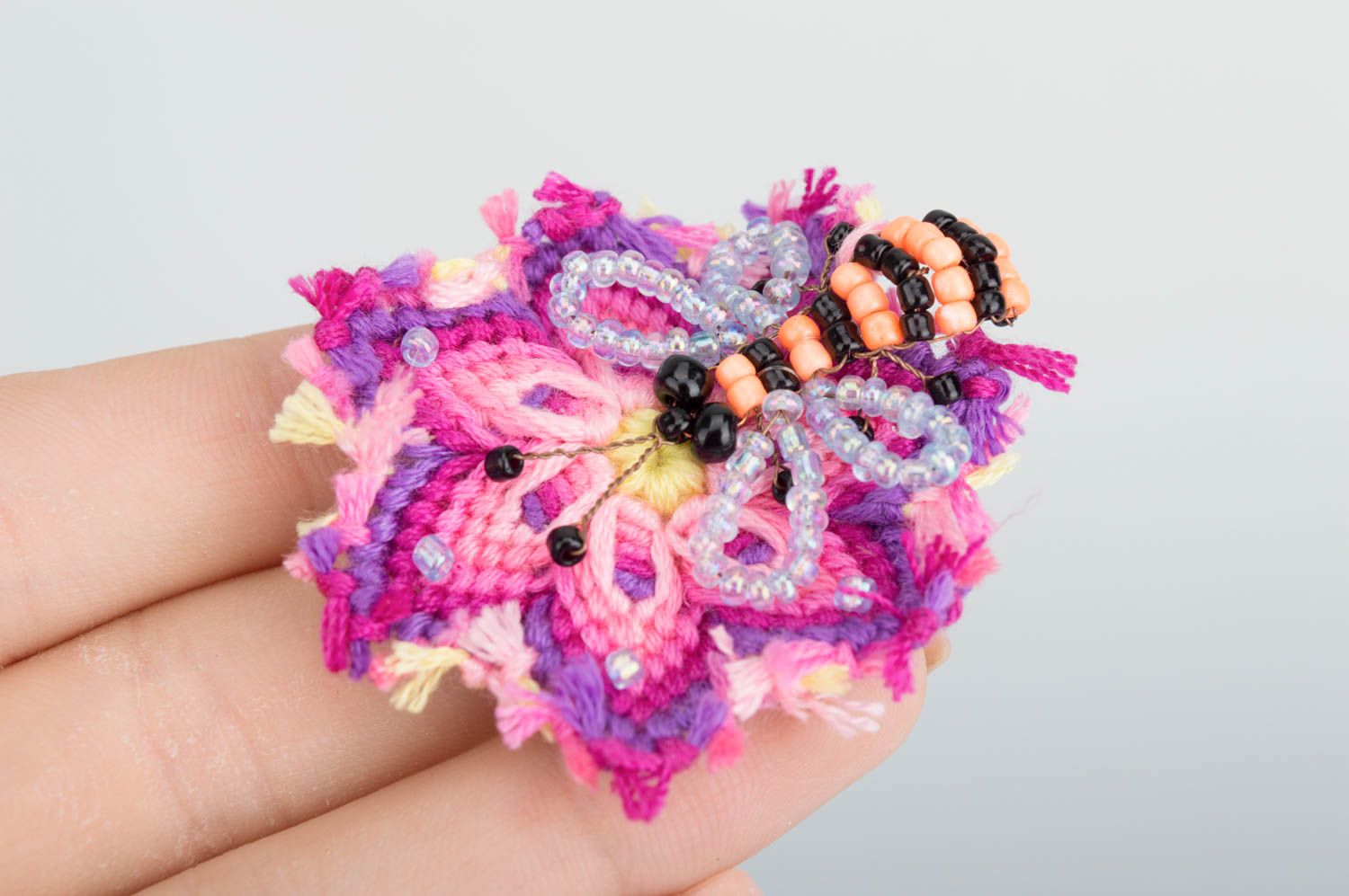 Broche abeille sur fleur Bijou fait main en perles de rocaille Accessoire femme photo 4