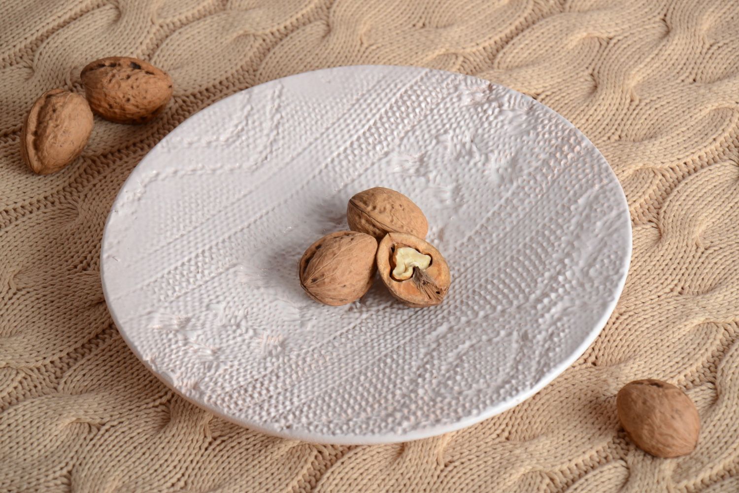Plato de cerámica hecho a mano de arcilla con ornamento original blanco hermoso  foto 1