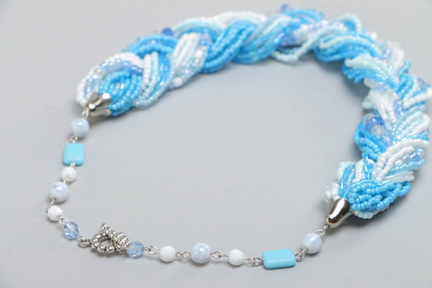 Handgemachtes Collier aus Glasperlen in Form des Zopfes in Weiß und Blau für Frauen foto 4