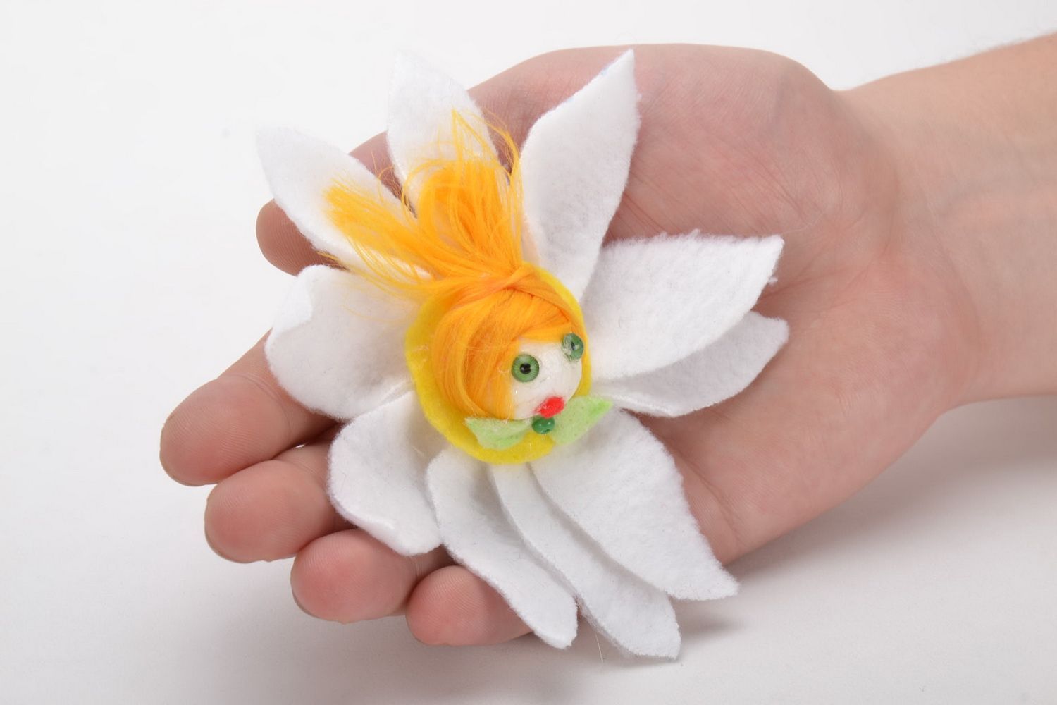Фетровая брошь-цветок для ребенка фото 5