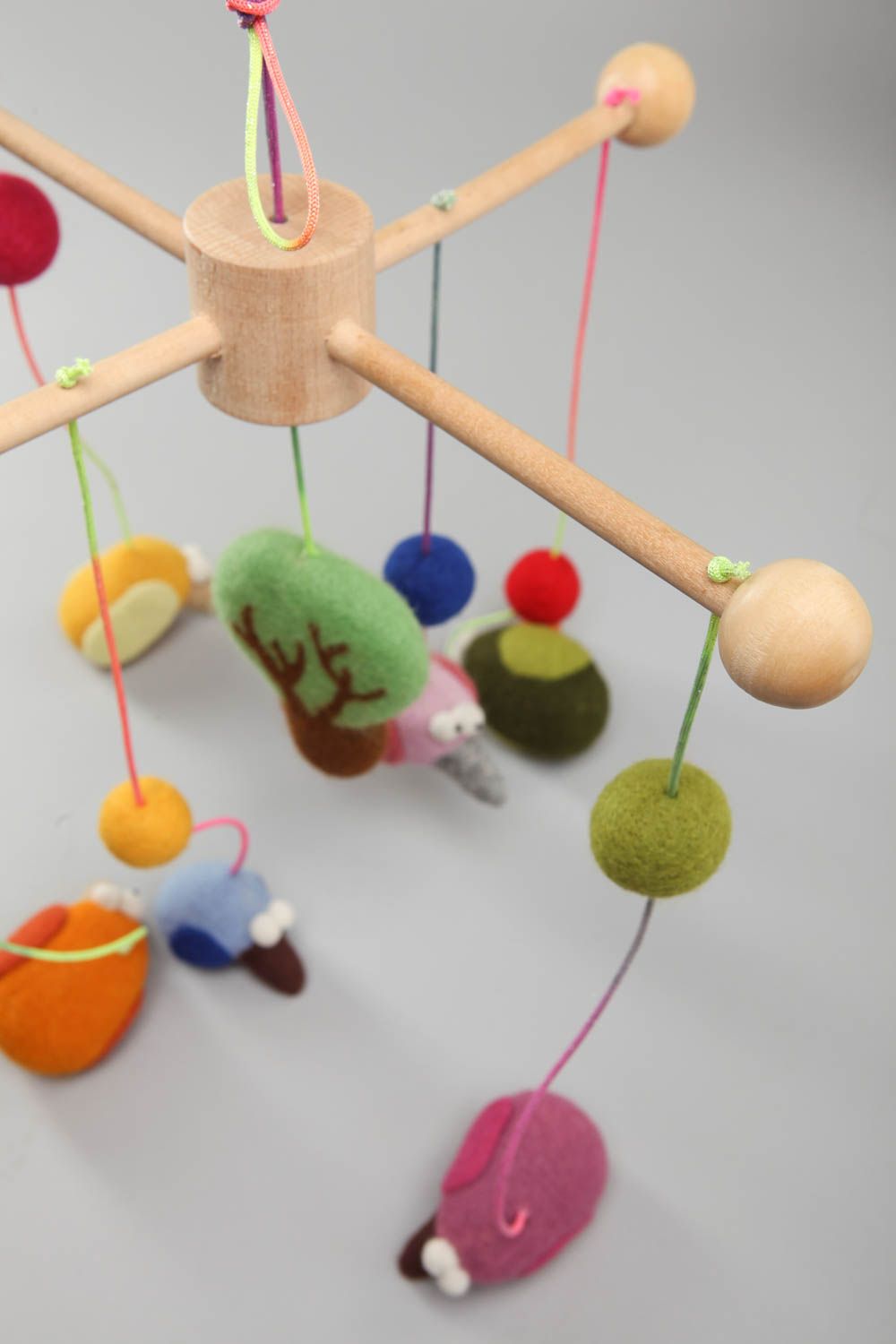 Mobile pour lit de bébé avec jouets en laine feutrée multicolores fait main  photo 4