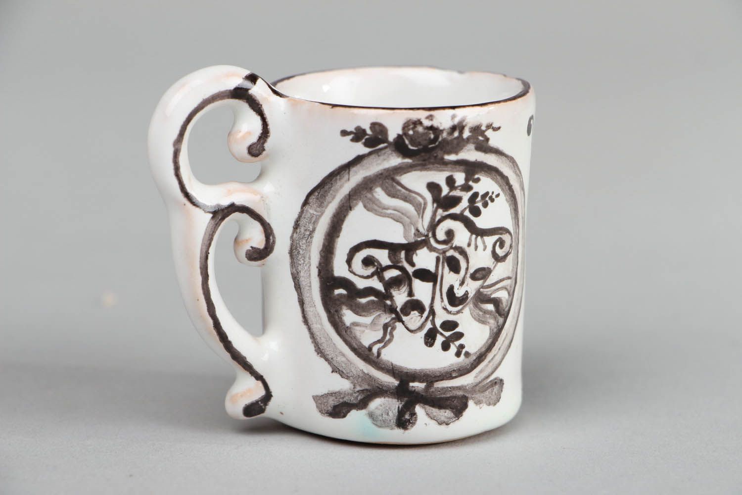 Dekorative Tasse aus Keramik foto 1