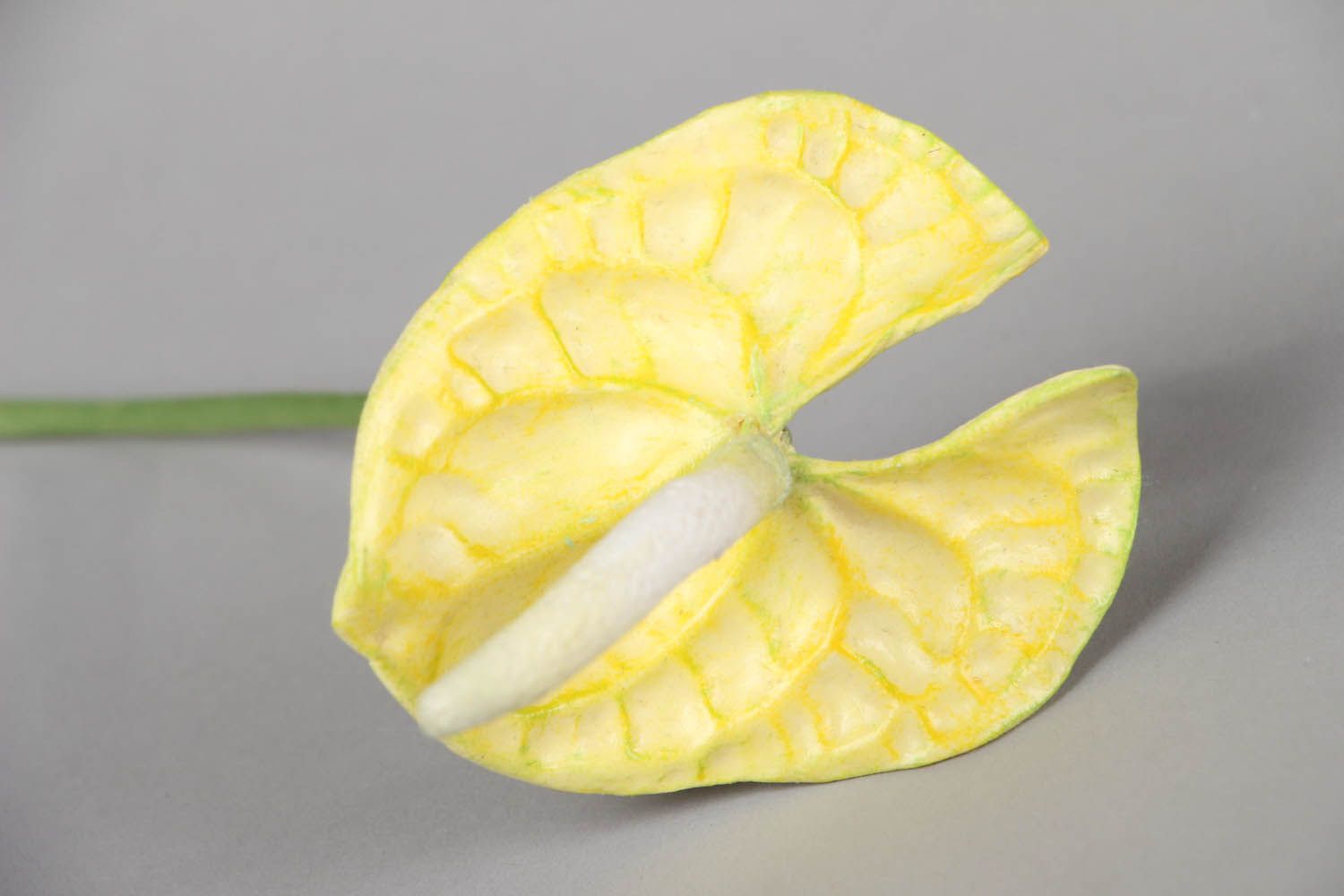 Fleur décorative d'anthurium en pâte polymère photo 3
